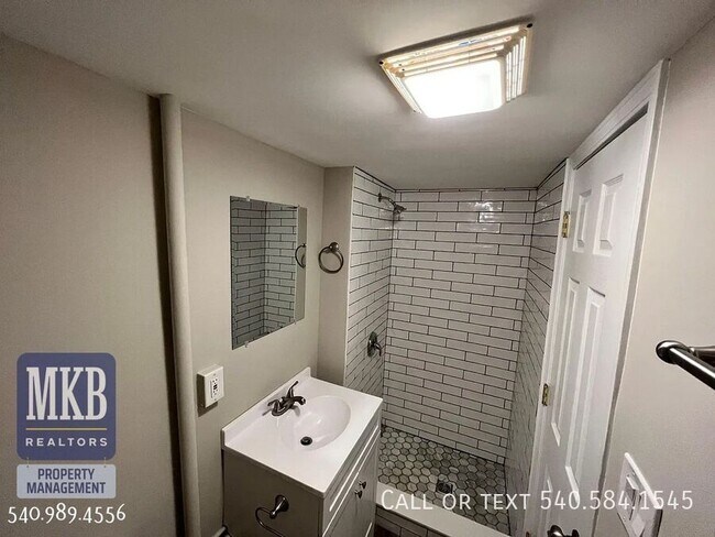 Building Photo - 1813 Oxford Ave SW