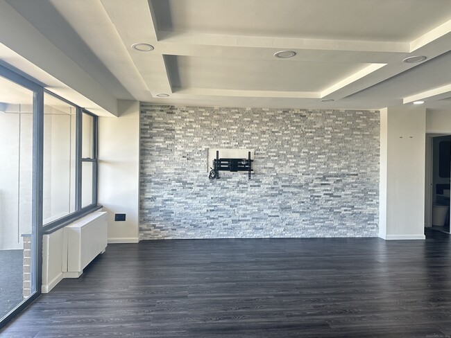 Building Photo - 44 Strawberry Hill Ave