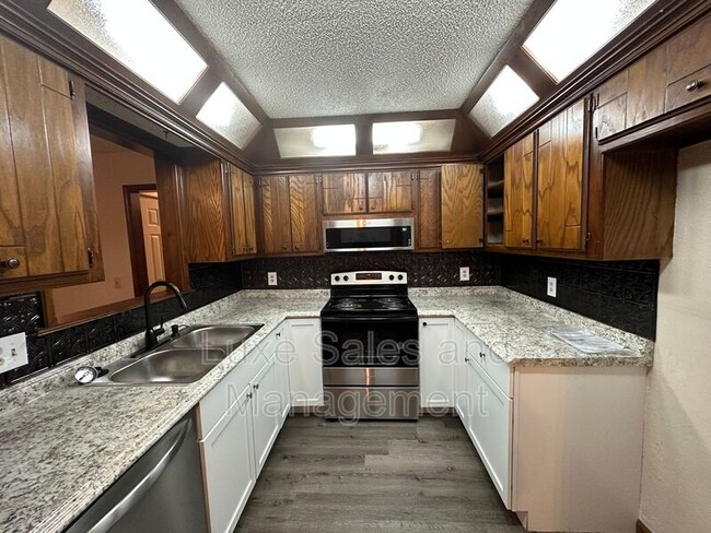 Building Photo - 1307 Summerton Pl