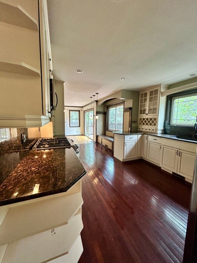 Building Photo - Beautiful 5 Bedroom Home with Large Private Yard