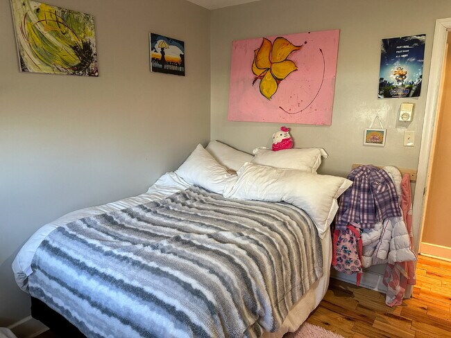 Building Photo - Charming Riverside Retreat: 3-Bedroom, 2-B...