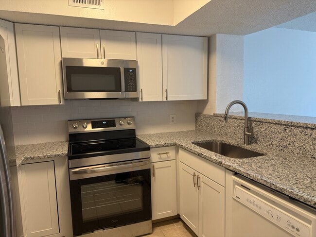 Building Photo - 2301 Basil Dr