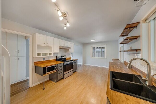 Building Photo - Charming 3-Bedroom Home Near CMU with Bonus Room
