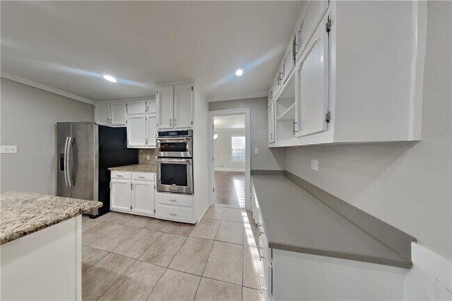 Building Photo - 506 Daisy Nash Dr SW