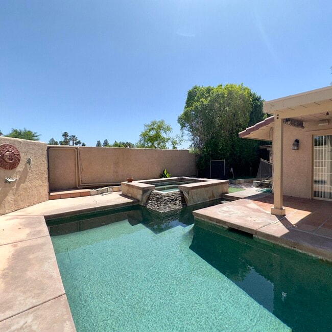 Building Photo - 40064 Silktree Ct