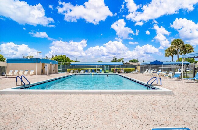 Building Photo - 5250 Las Verdes Cir