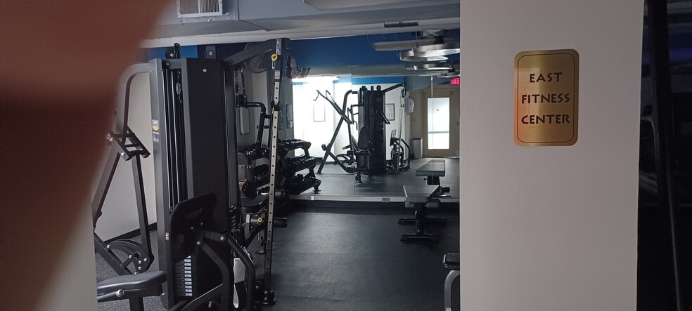 Building Photo - 2311 Pimmit Dr