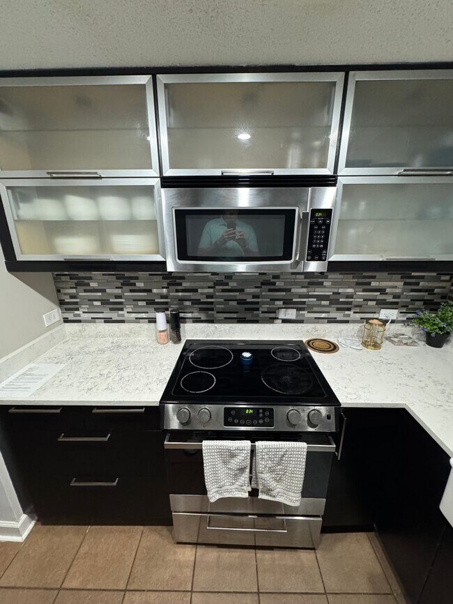 Building Photo - 2 Bed/1 Bath FULLY Furnished Condo at City Heights!