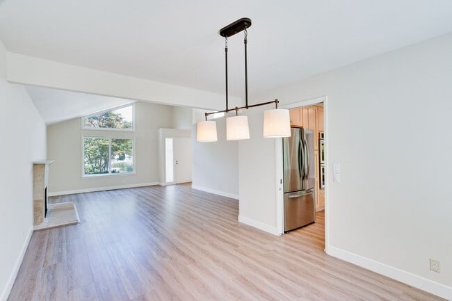 Building Photo - $8500-Mountain View  4 bedroom 3 baths in great neighborhood!