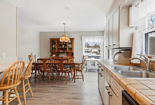 Building Photo - 110 Gleneida Ave