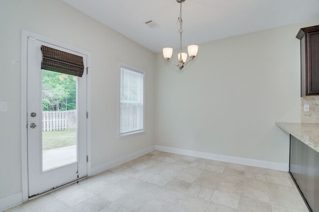 Building Photo - Canterbury Farms 3 Bed 2.5 Bath!