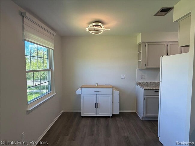 Building Photo - 204 Princeton Dr