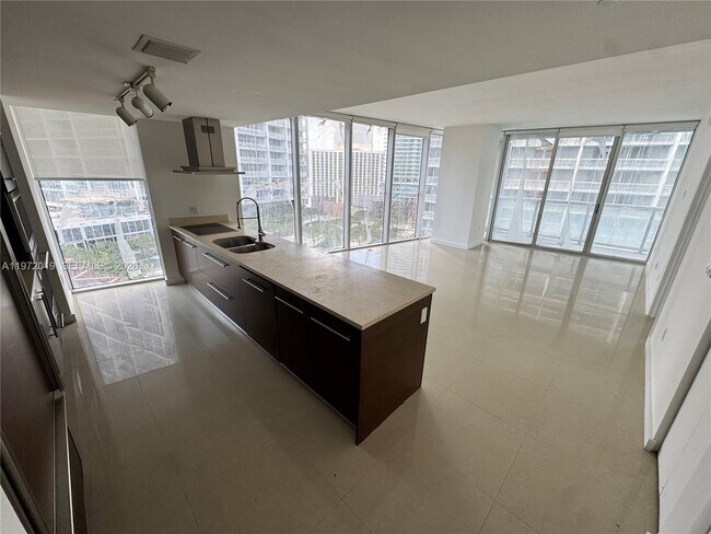 Building Photo - 495 Brickell Ave