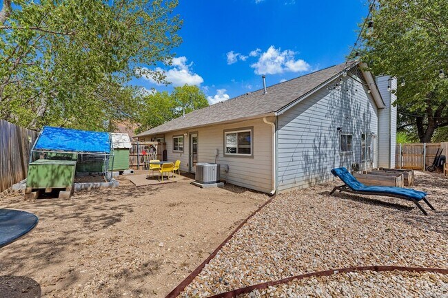 Building Photo - 906 Oleander Ln
