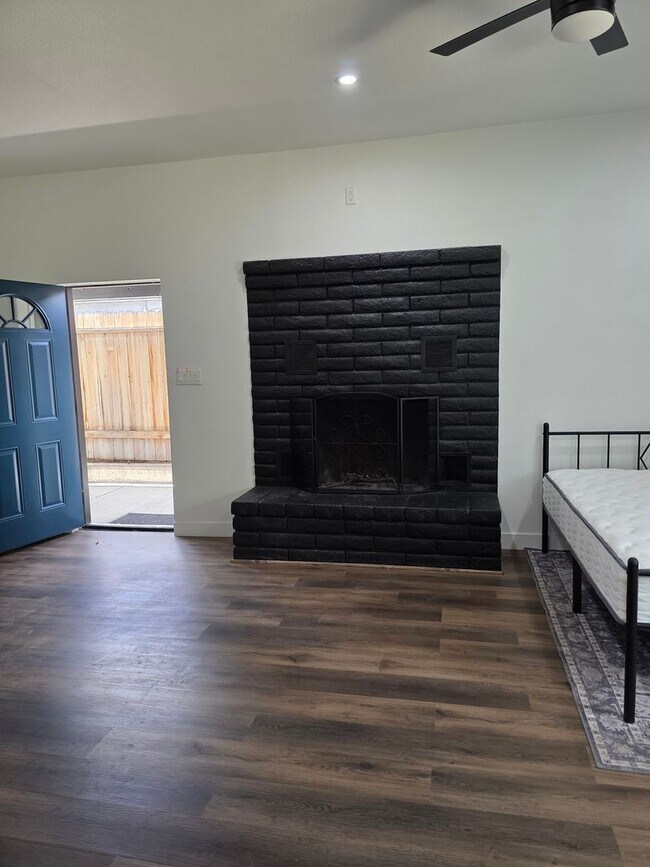 Building Photo - Great Family home in family neighborhood~b...