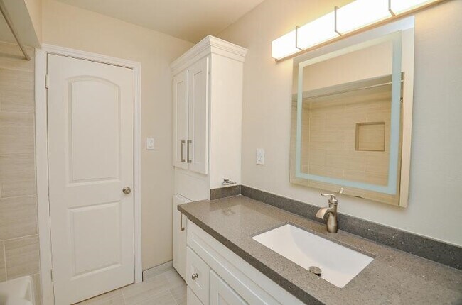 Building Photo - 8330 Waterbury Dr