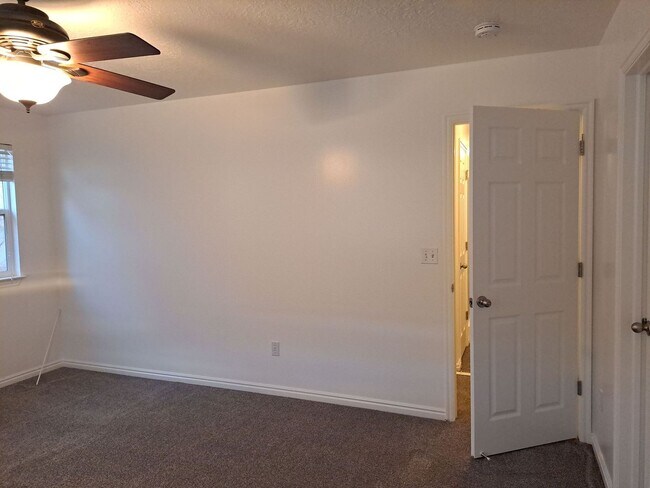 Building Photo - End unit townhome with basement suite!!