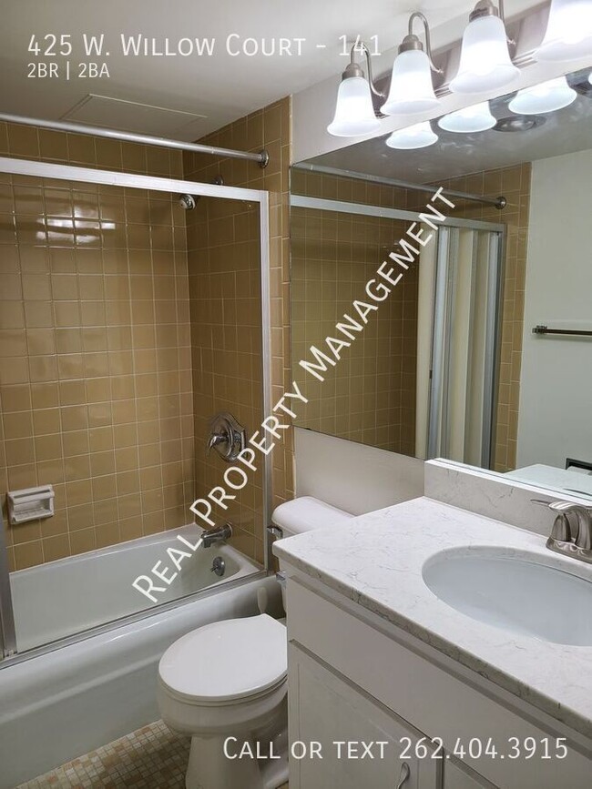 Building Photo - Spacious 2 Bedroom Condo minutes from Lake...