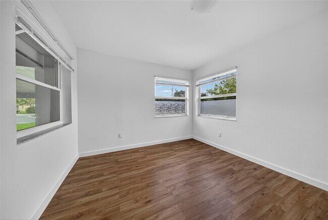 Building Photo - 206 NW 5th Ave