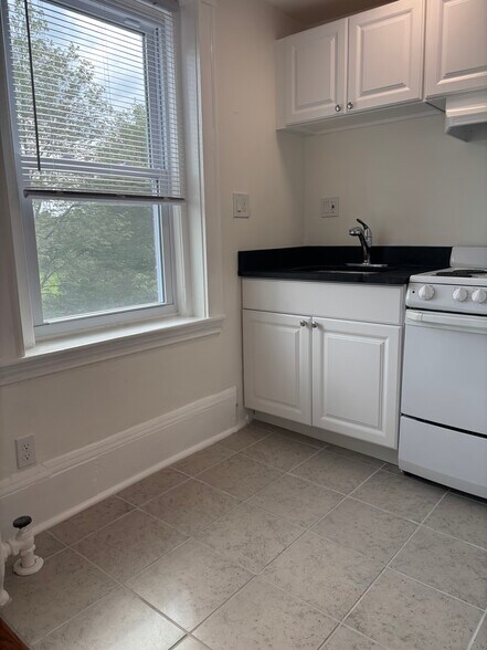 Building Photo - 553 Brookline Ave