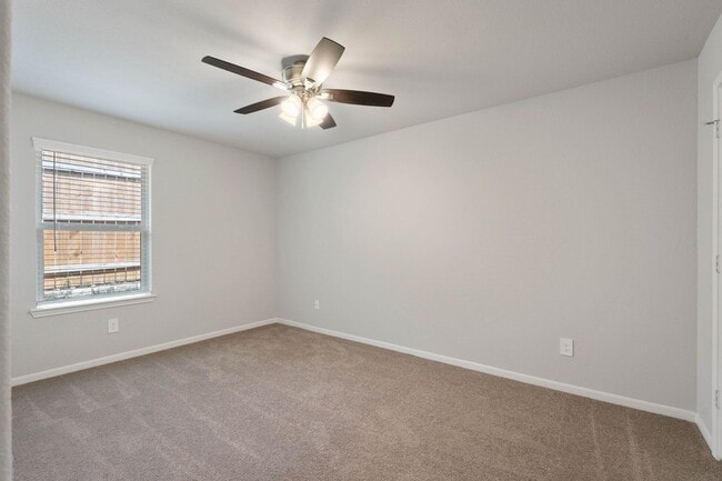 Building Photo - 914 Golden Willow Ln