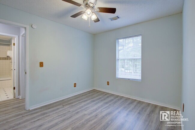 Building Photo - 7945 Parklane Ct