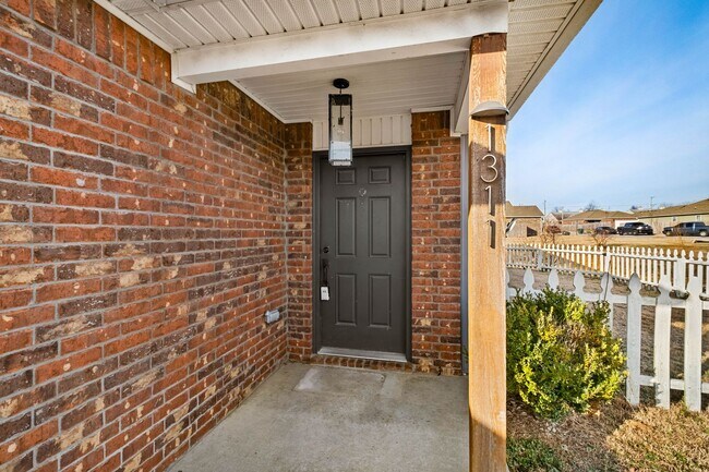 Building Photo - Fayetteville home | Near U of A