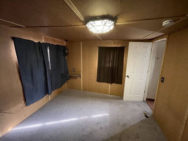 Building Photo - 3 bed/2 bath Trailer - NEW APPLIANCES, W/D...