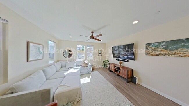 Building Photo - 6620 Calle Koral