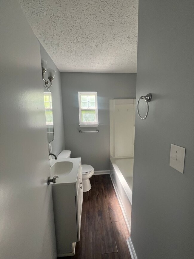 Building Photo - 3 bedroom, 1 bath home