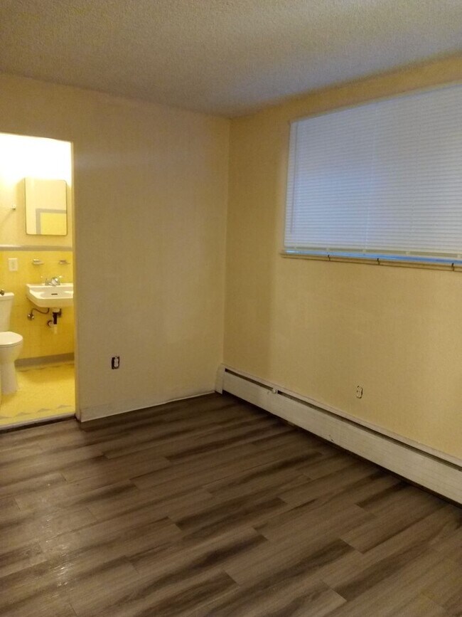 Building Photo - 1 bed, 1 Bath, July Special $400 credit Gr...
