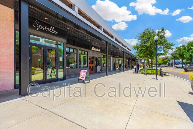 Building Photo - 911 S Rome Ave