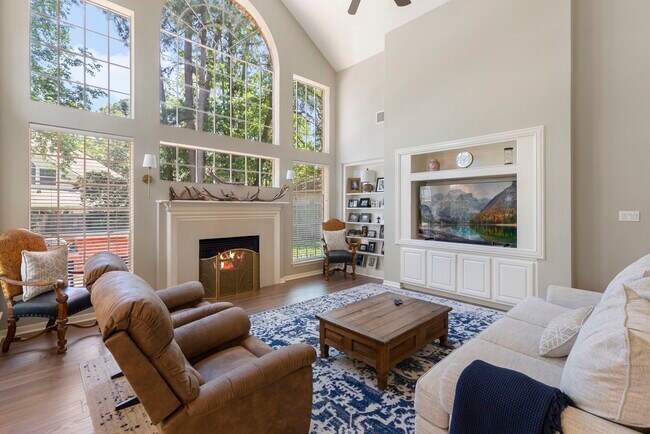 Building Photo - 10 Scenic Mill Pl