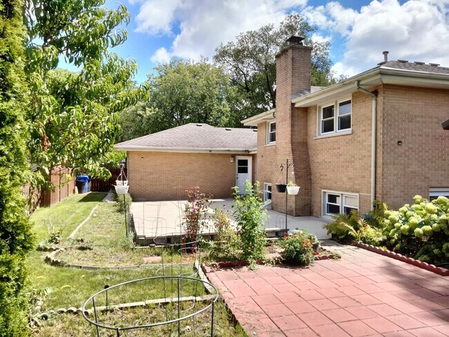 Building Photo - 904 S Edward St