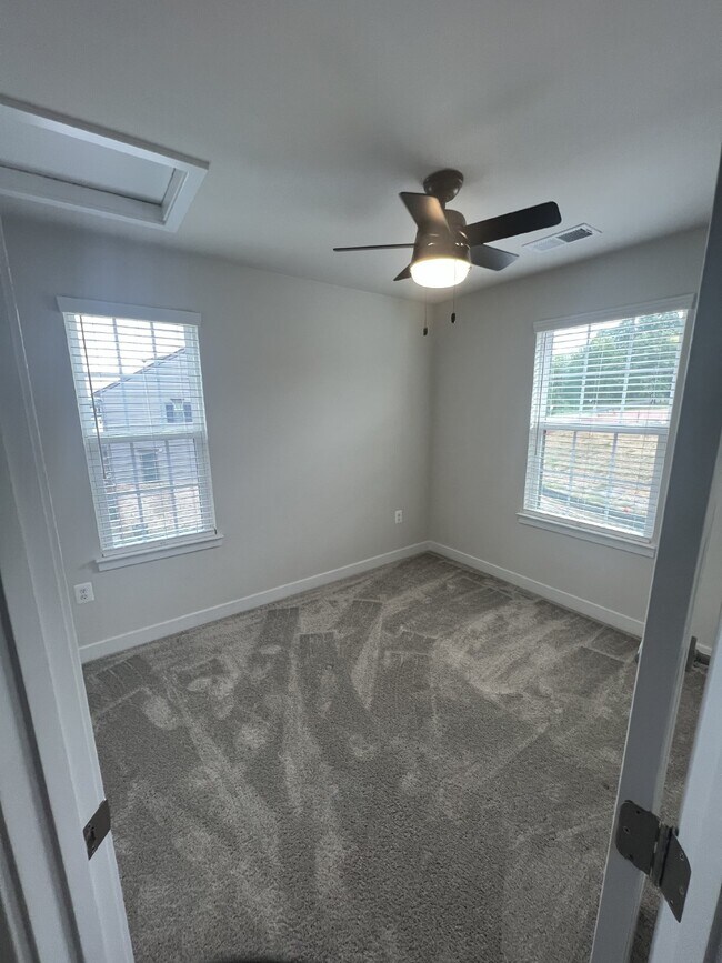 Building Photo - **Special Move-in Offer**  $500 off of the...