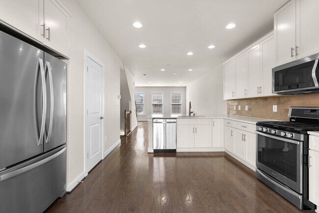 Building Photo - 3 Bed 4.5 Bath - Downtown Crown Townhouse ...