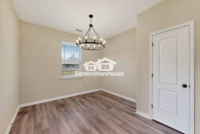 Building Photo - MOVE IN READY COMPLETELY UPDATED - 3BED/2B...