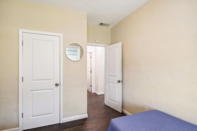 Building Photo - 300 Mercedes Ave