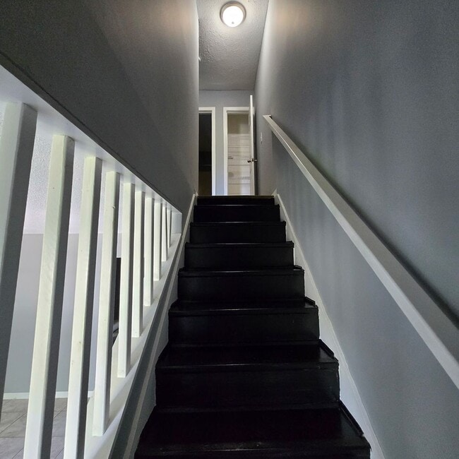 Building Photo - Available NOW— 2 bd/1.5ba townhome near Do...