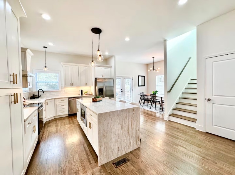 Building Photo - 240 Laurel Ave SW