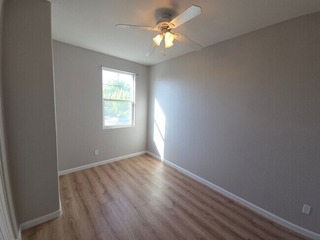 Building Photo - Gorgous 3 Bedroom 2/5 Bath home in HOA