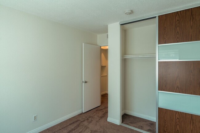 Building Photo - 2600 Huntington Dr
