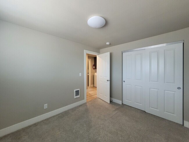 Building Photo - Newly Remodeled 2-Bedroom, 1-Bath Close to...