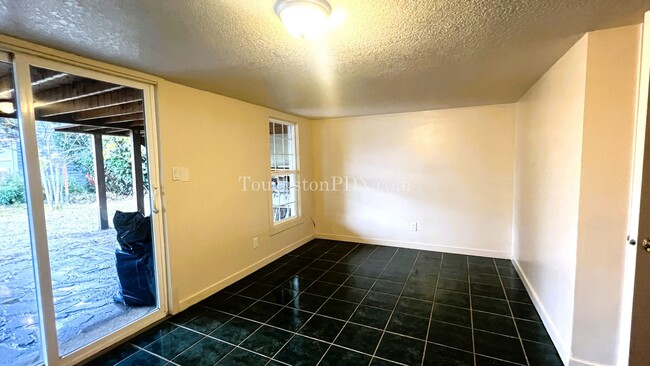 Building Photo - Large 2 Bed / 1 Bonus Room in the Brooklyn Neighborhood off SE Milwaukie Ave.