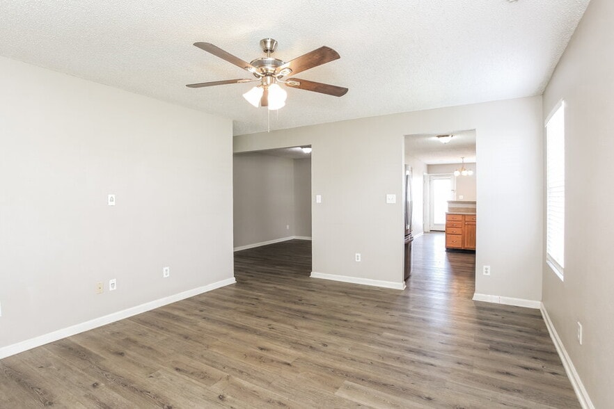 Building Photo - 5558 Wild Horse Dr