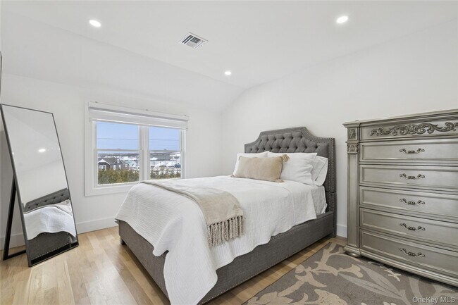 Building Photo - 10 Sagamore Rd