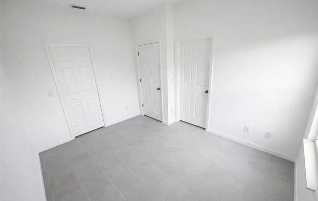 Building Photo - 857 Bently St E