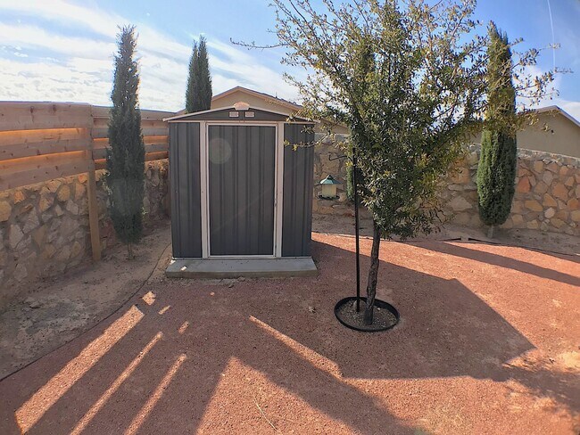Building Photo - Northeast El Paso 3 Bed Refrig A/C