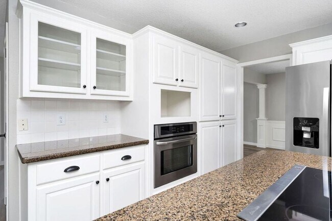 Building Photo - Stunning 4 bedroom, 2.5 bathroom home!! Must See!!
