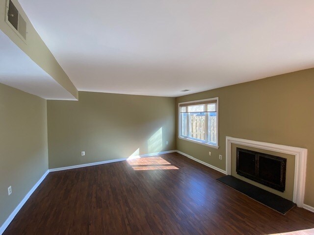 Living room - 502 Portsmouth Ct